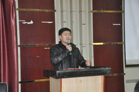 美术学院基础教育推广中心主任陈昌林讲话