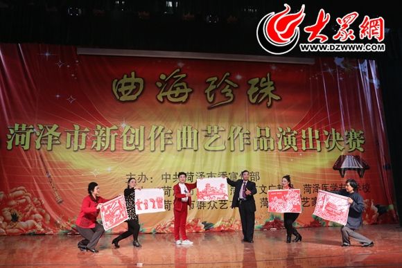 牡丹区百花四平调剧团在表演《剪窗花》