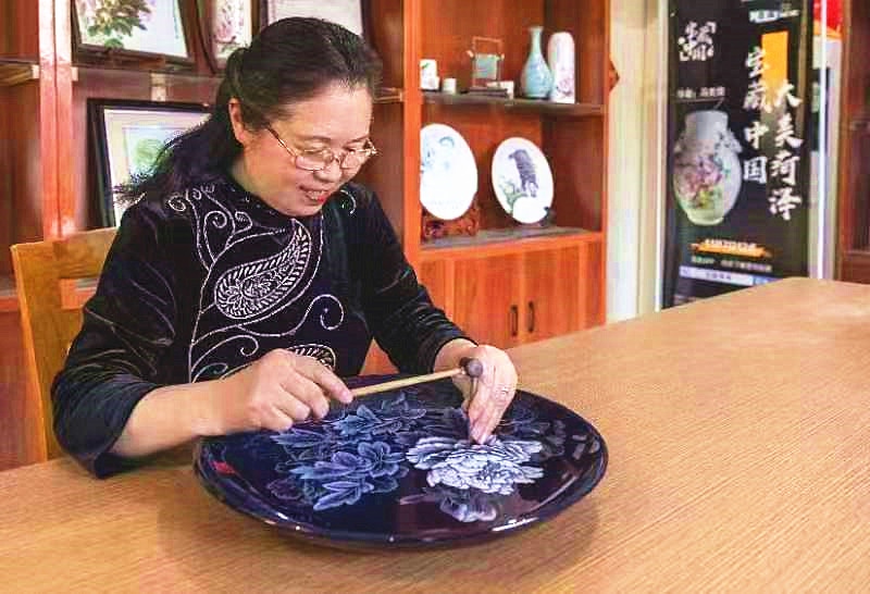 山东省非物质文化遗产项目曹州刻瓷代表性传承人---马宪荣